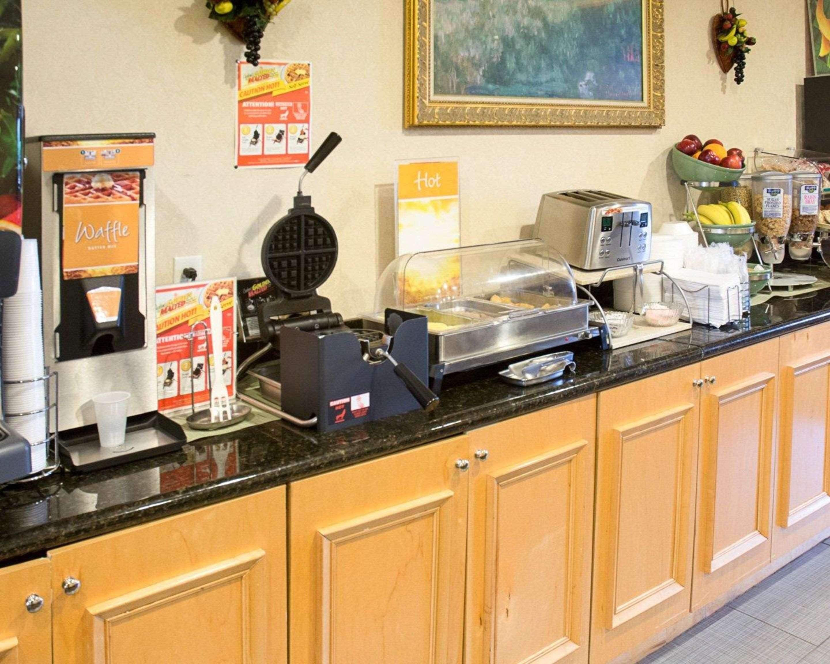 Quality Inn & Suites Quantico Стаффорд Экстерьер фото