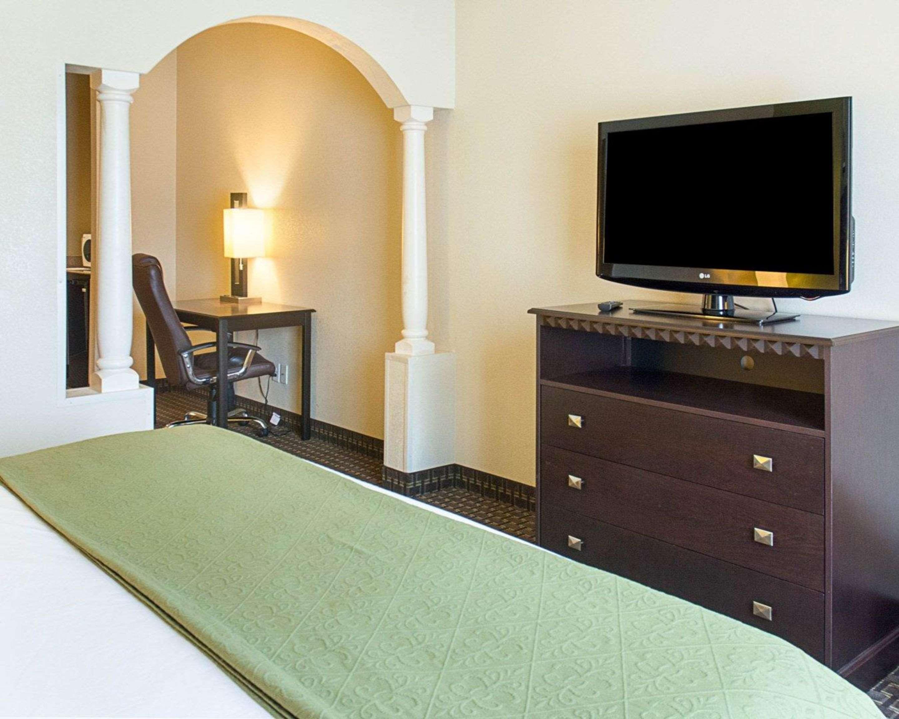 Quality Inn & Suites Quantico Стаффорд Экстерьер фото