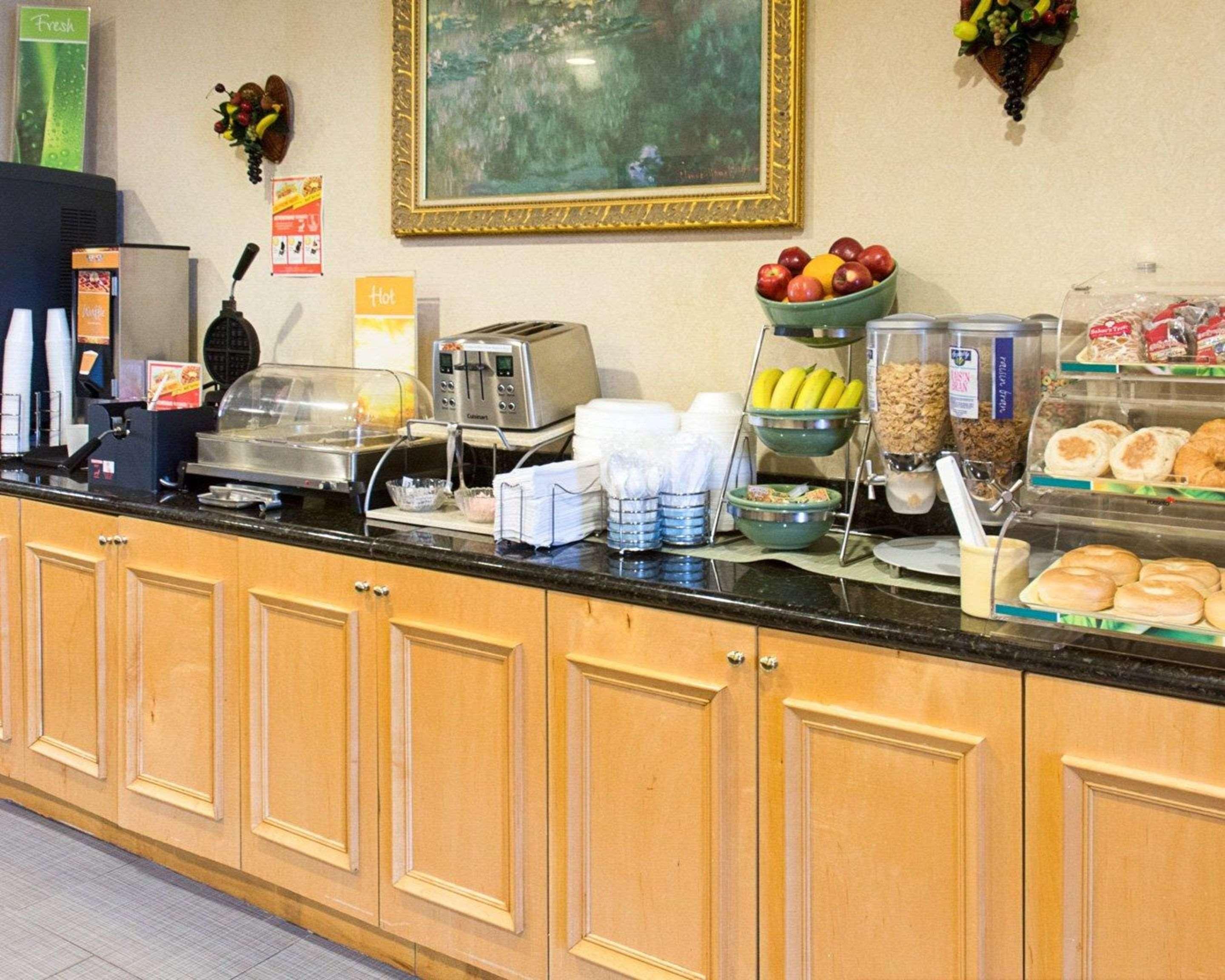 Quality Inn & Suites Quantico Стаффорд Экстерьер фото