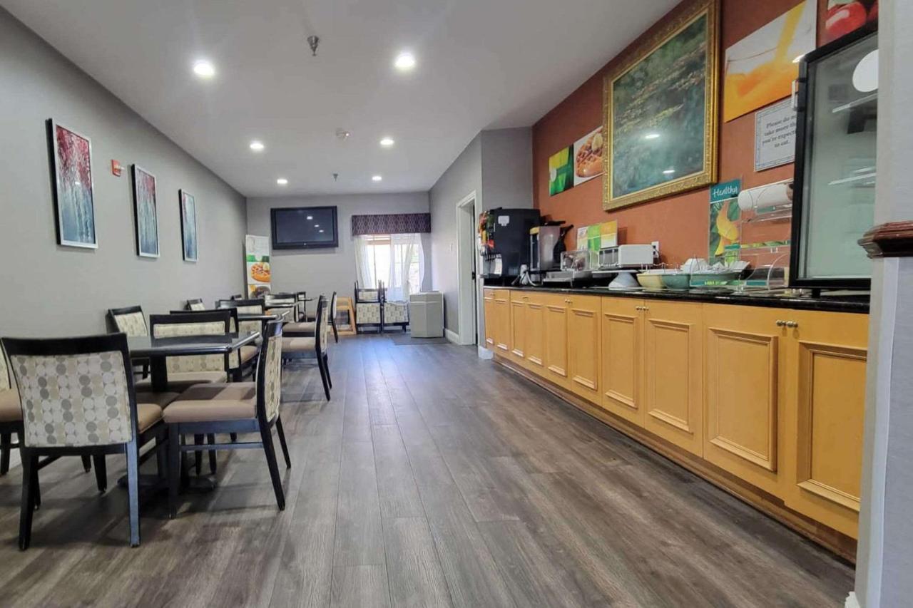 Quality Inn & Suites Quantico Стаффорд Экстерьер фото